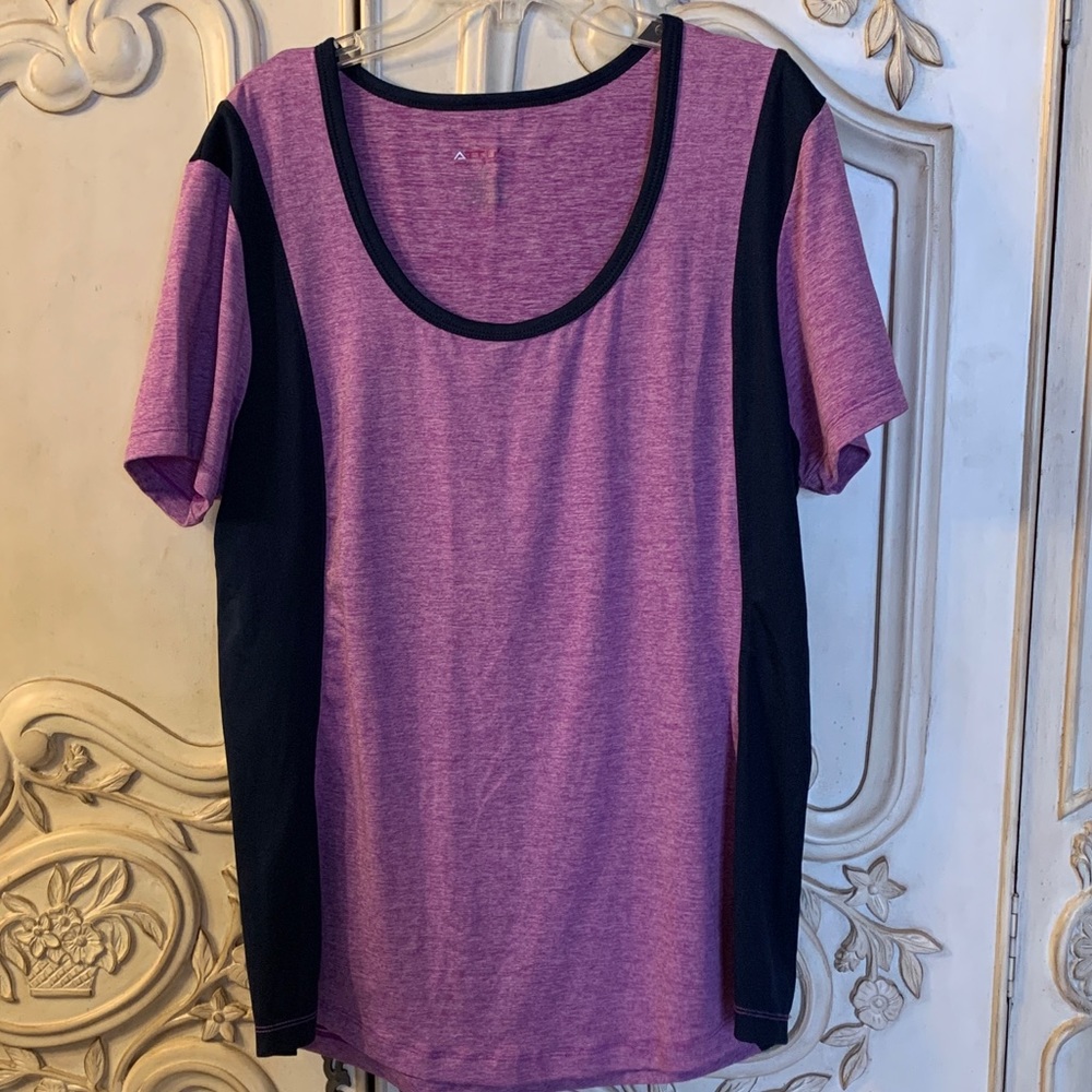 Attivo Performance Activewear top. XL.